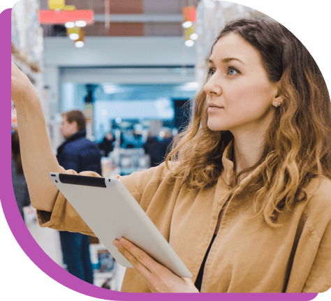 Colaboradora retail utilizando tablet para mejorar disponibilidad de productos y ejecución en góndola con solución Frogmi