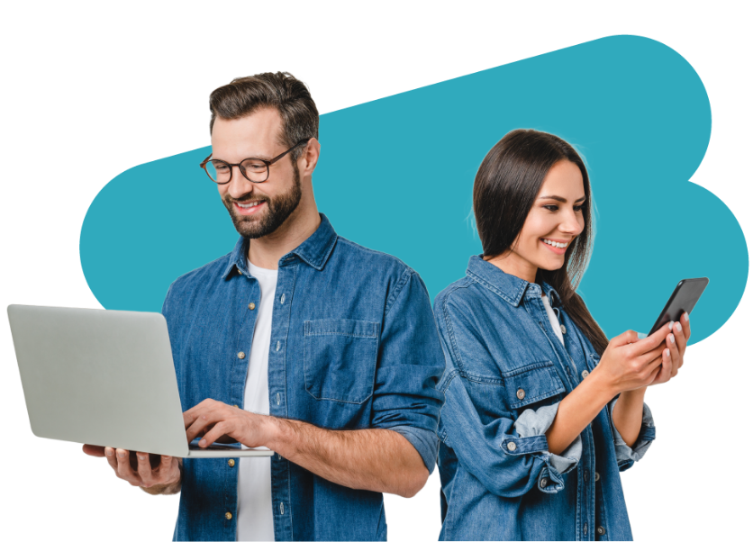 Profesionales de retail usando Frogmi: hombre en laptop y mujer en smartphone, demostrando acceso multiplataforma con mismas funcionalidades en ambos