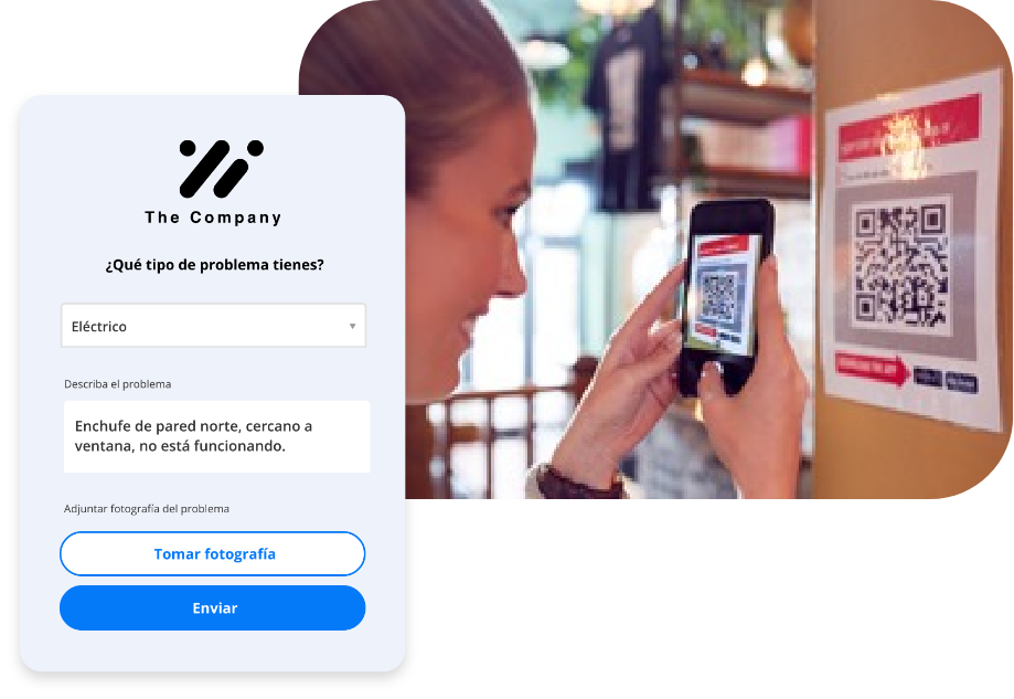 Empleada de retail escaneando código QR para acceder al sistema de tickets Frogmi, mostrando formulario de reporte de incidentes eléctricos