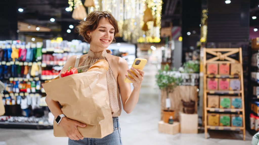 Mujer comprando en tienda con IA en retail