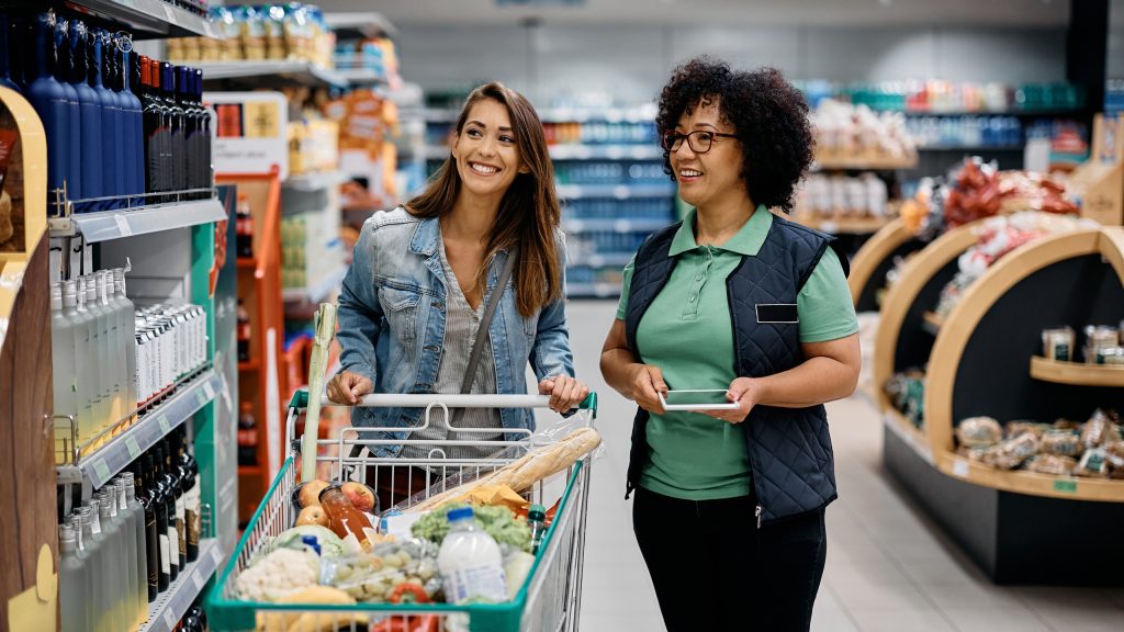 trabajador en tienda feliz con cliente feliz