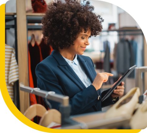 Alt: "Ejecutiva retail sonriendo mientras utiliza una tablet para gestionar documentos en tienda, mostrando la facilidad de acceso a información digital